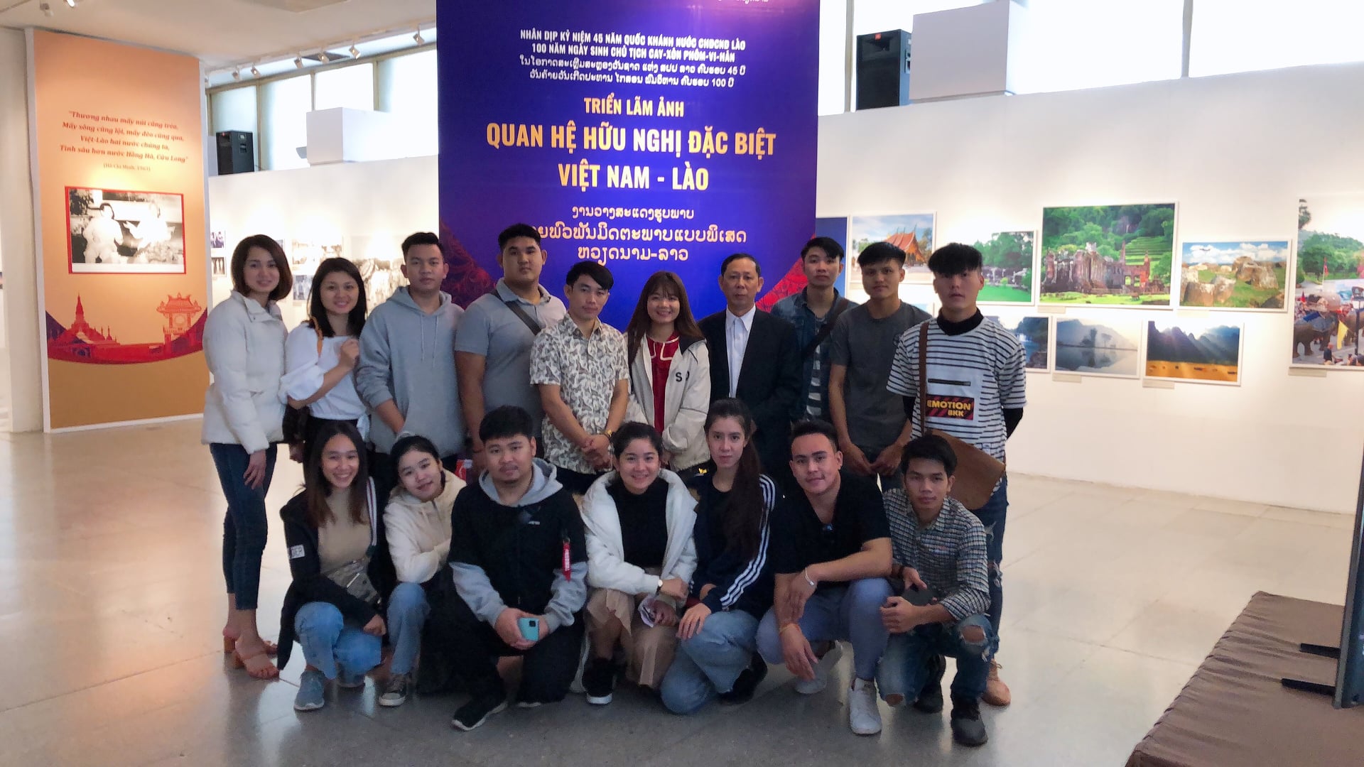 Tổ chức thăm Lăng Chủ tịch Hồ Chí Minh cho sinh viên Lào nhân kỷ niệm Quốc khánh CHDCND Lào