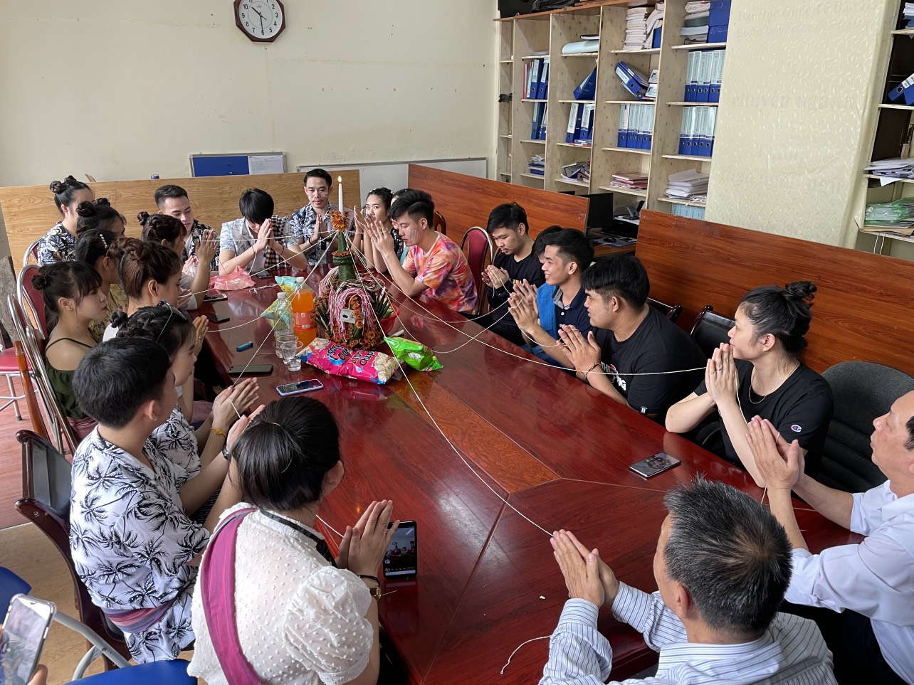 Trường ĐHQT Bắc Hà tổ chức tết Truyền thống - Té nước cho sinh viên Lào