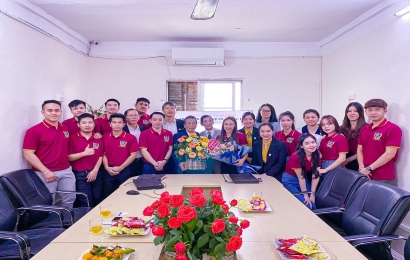 Sinh viên Quốc tế đến chúc mừng Ban Giám hiệu nhà Trường nhân ngày Nhà Giáo Việt Nam 20/11